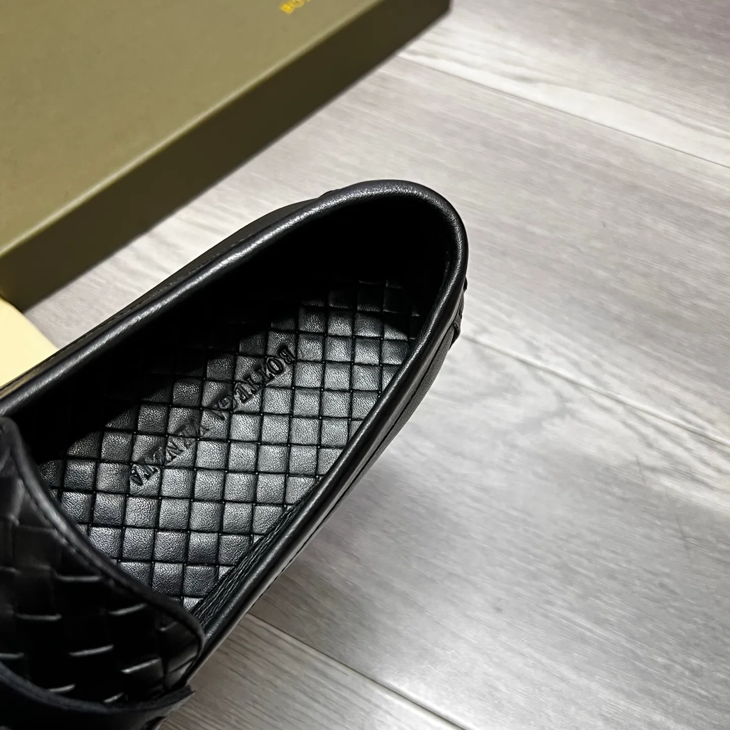 Factory price 480 BV〰️Purely handmade classic men's beanie shoes👉👉driving shoes, slip-on shoes, woven with cowhide imported from Italy, 💕water-dyed cowhide lining, 🔊original outsole, waterproof platform design, comfortable on the feet. A good choice for traveling and driving, two colors available, code number: 38-44, (45 can be customized)